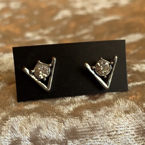 NEW 💗 V-shaped Bling Silver Stud earrings - Picture 8 of 9